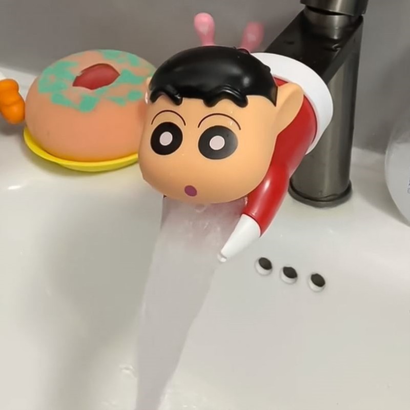 Wax Melts - クレヨンしんちゃんの可愛いデザインの、水しぶき防止機能付き蛇口エクステンダー。キッチンやバスルームのシンクに取り付けて、節水効果を実現。